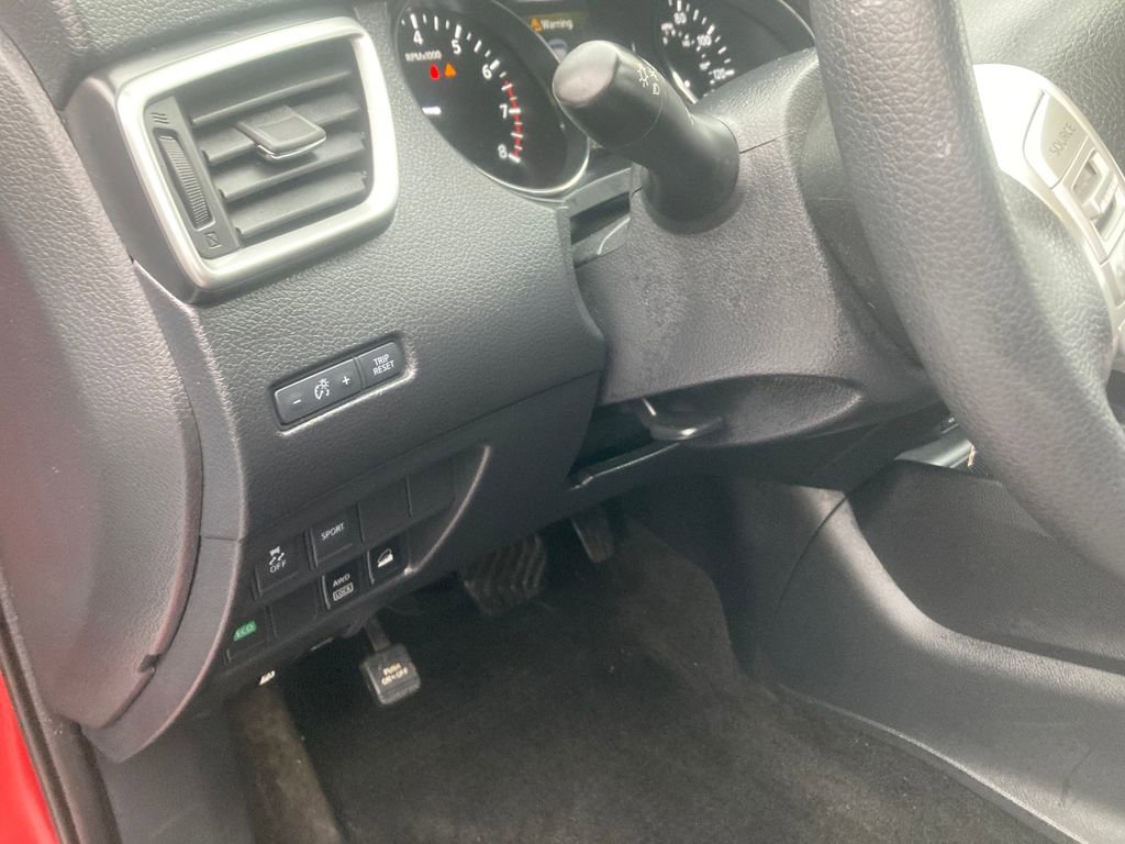 Used 2016 Nissan Rogue S image 17