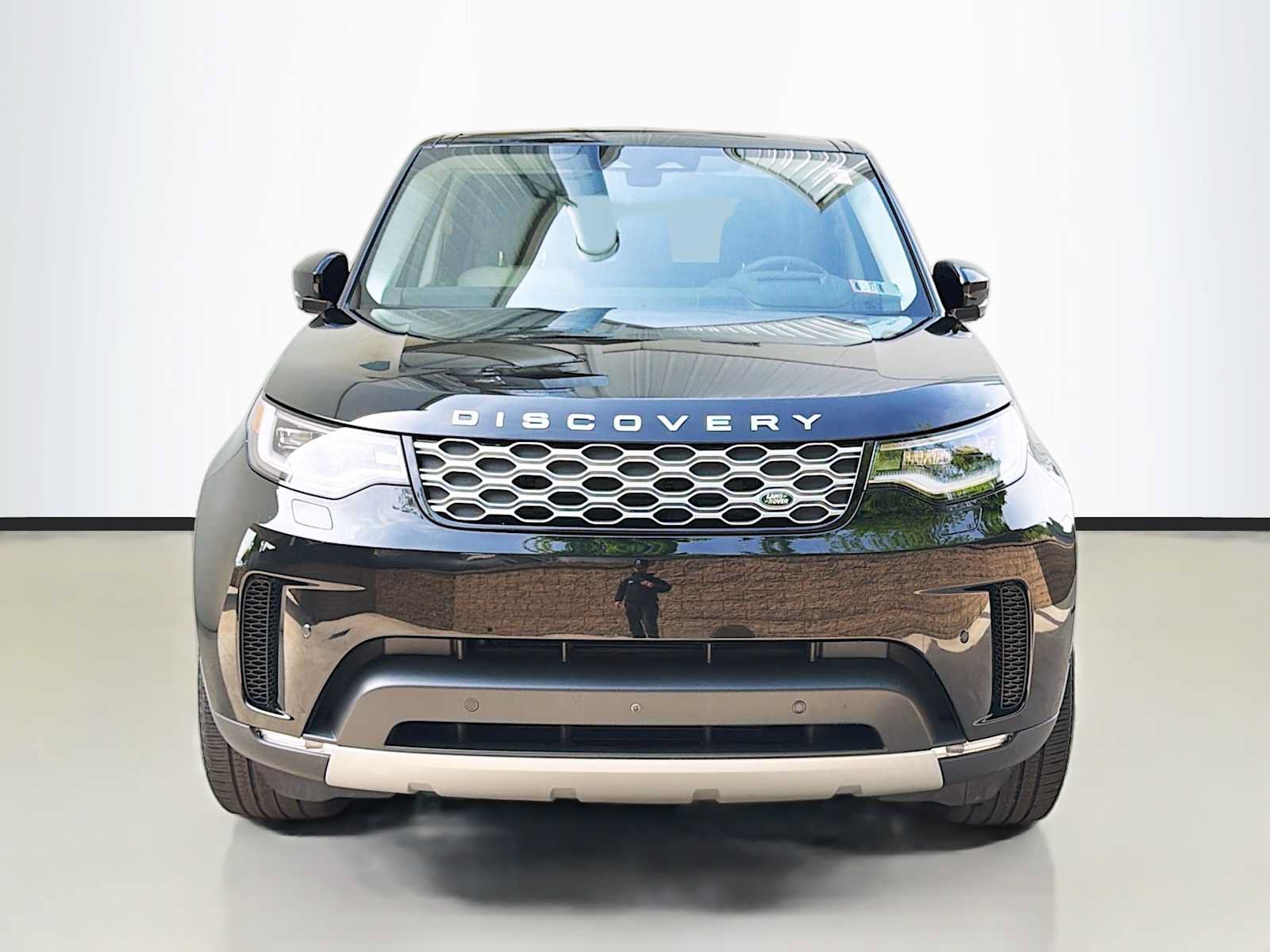 Certified 2025 Land Rover Discovery S AWD/4WD image 2