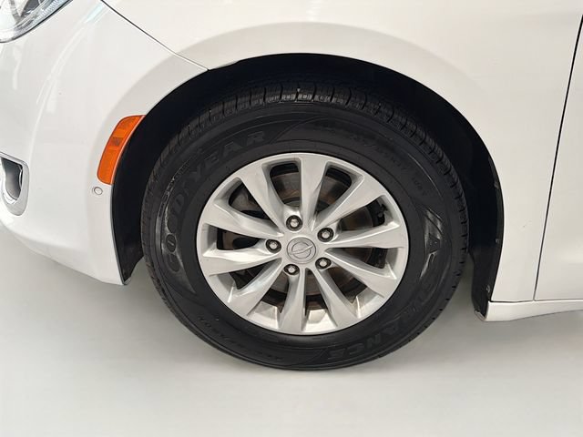 Used 2019 Chrysler Pacifica Touring Plus w/ Advanced Safetytec Group FWD image 27