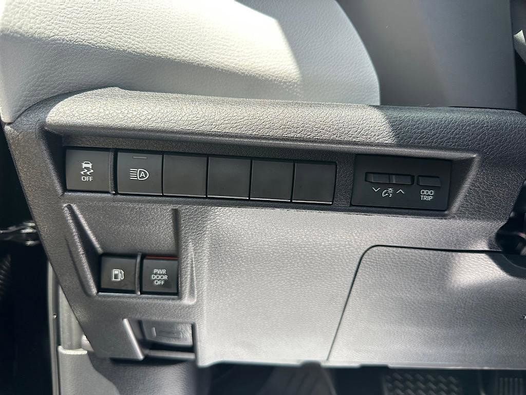 Used 2025 Toyota Sienna XSE AWD/4WD image 17
