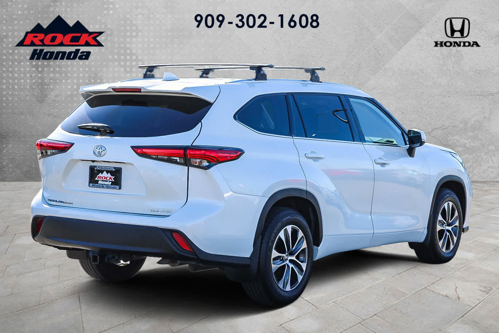 Used 2021 Toyota Highlander XLE AWD/4WD image 6