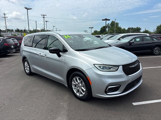 Used 2024 Chrysler Pacifica Touring-L FWD image 2