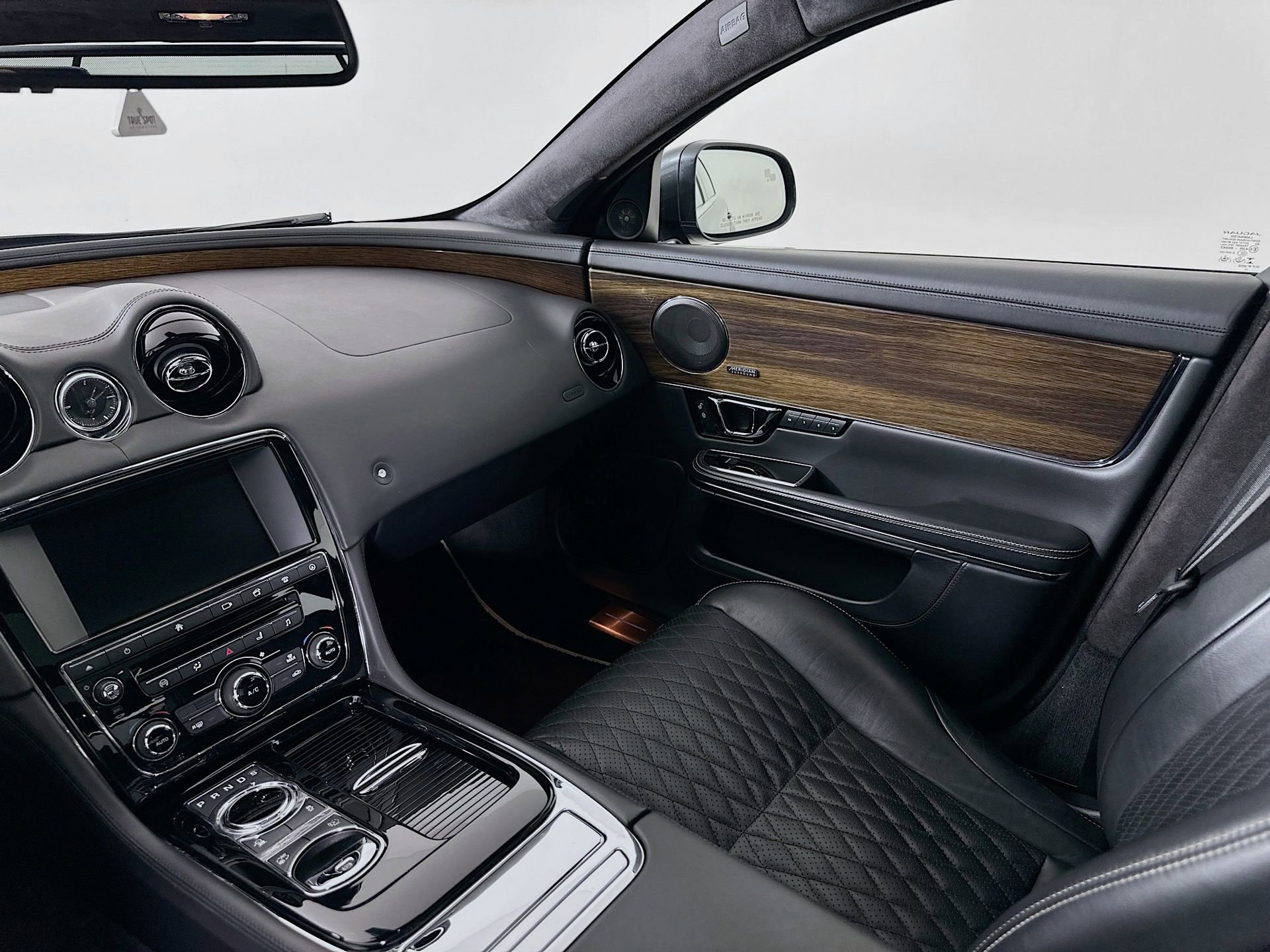 Used 2016 Jaguar XJ L Supercharged image 25