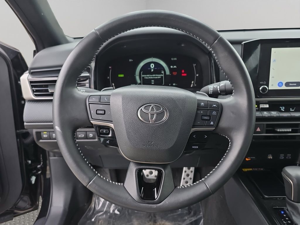 Used 2025 Toyota Camry SE image 12