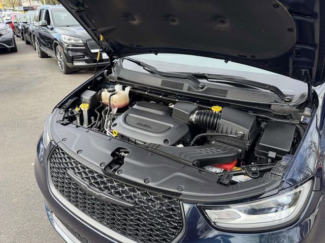 Used 2025 Chrysler Pacifica Limited FWD image 31