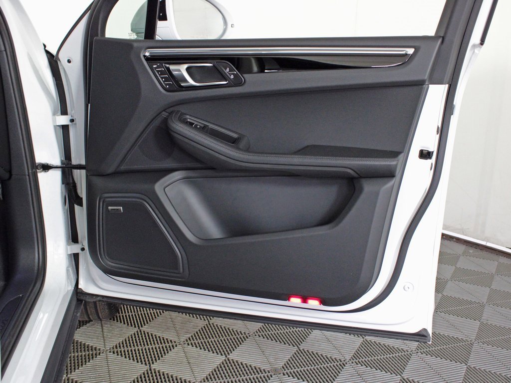 Used 2025 Porsche Macan image 39