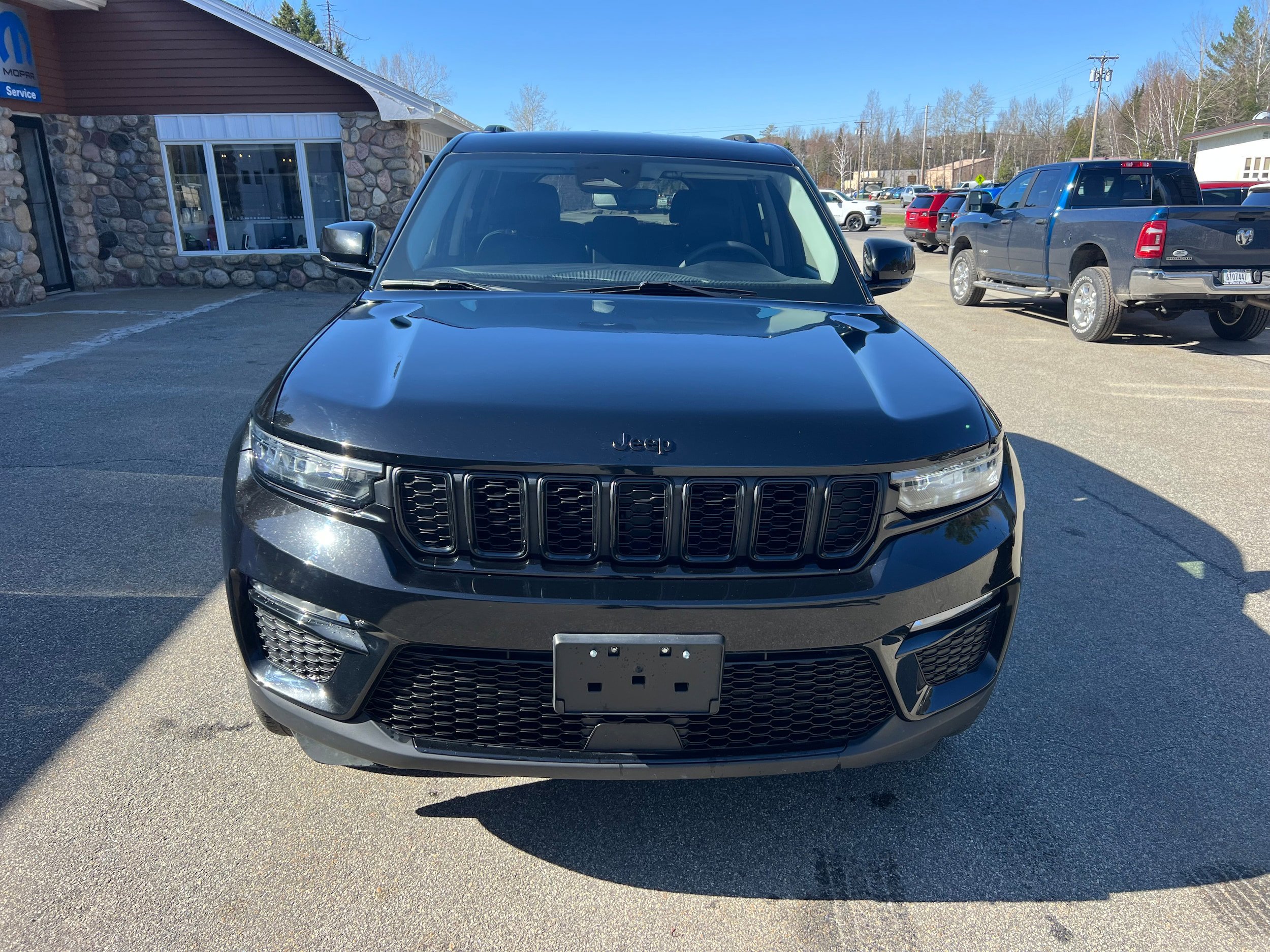Used 2023 Jeep Grand Cherokee Limited w/ Black Appearance Package AWD/4WD image 2