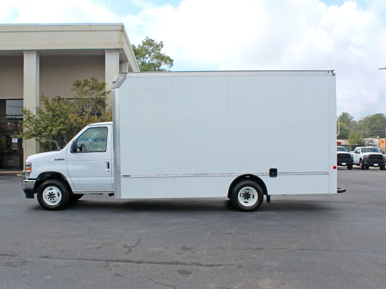 Used 2024 Ford E-450 and Econoline 450 Super Duty w/ Power Windows & Locks Group image 10