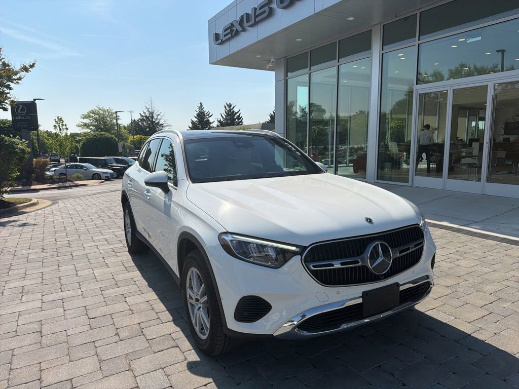 Used 2023 Mercedes-Benz GLC 300 4MATIC image 3