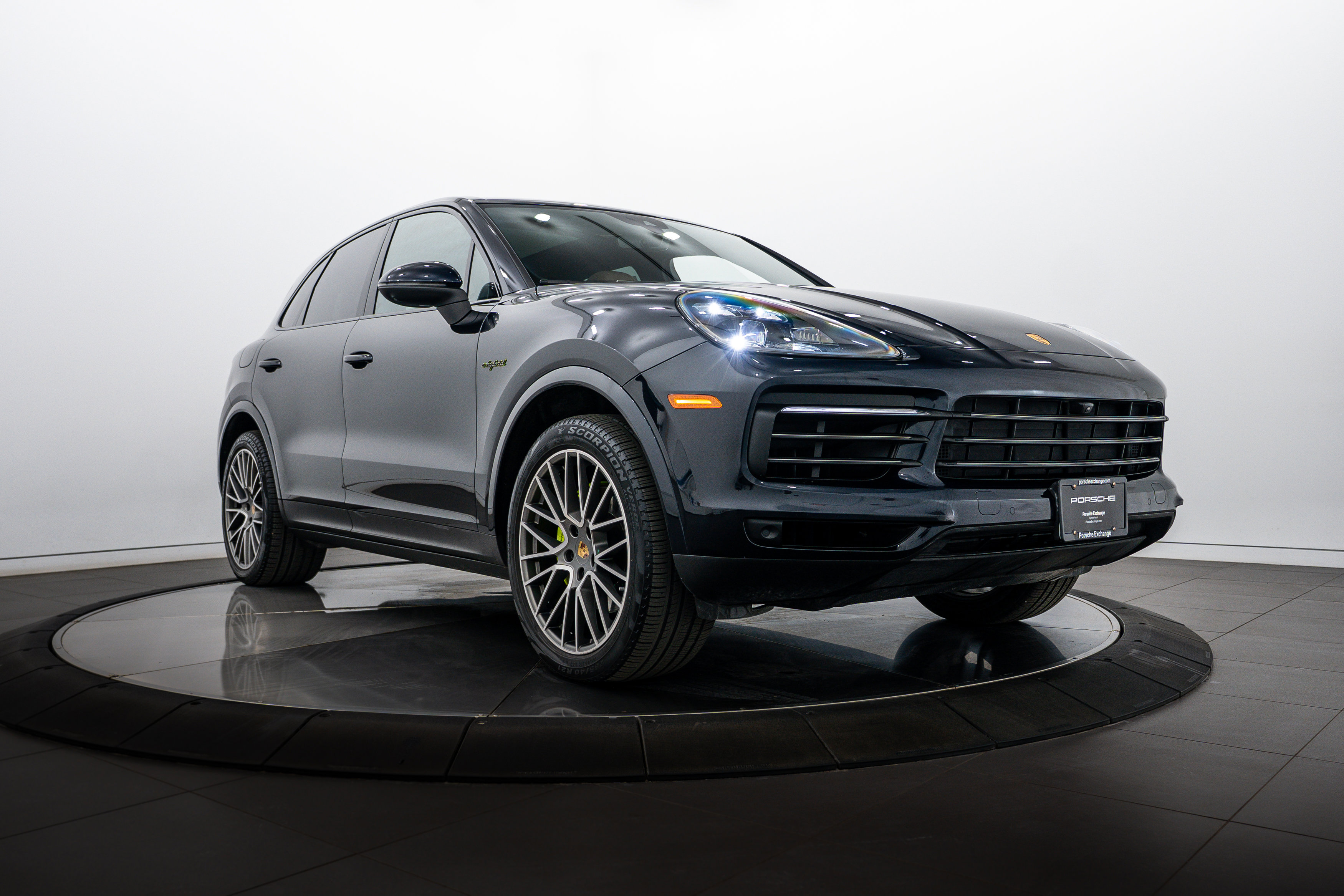 Certified 2023 Porsche Cayenne Platinum Edition image 9