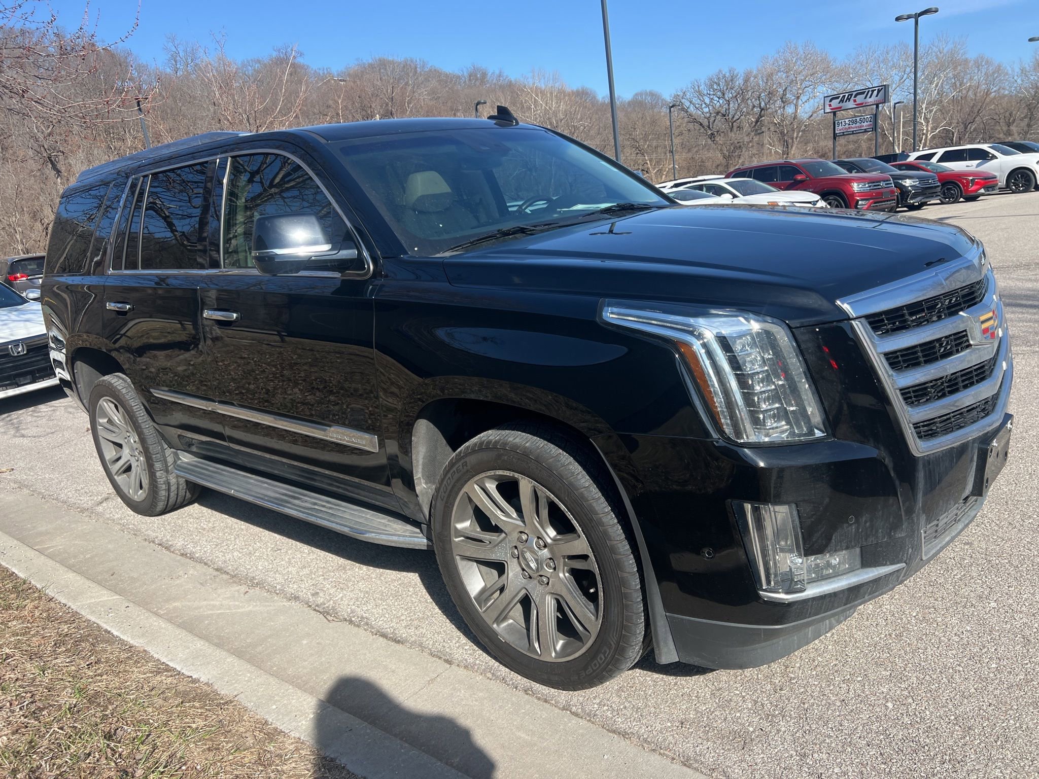 Used 2019 Cadillac Escalade Luxury image 3