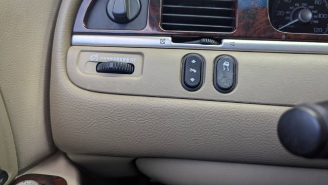 Used 2011 Lincoln Town Car Signature Limited image 29