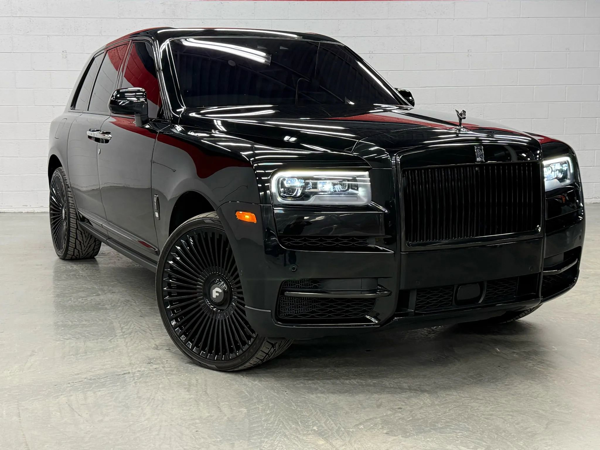 Used 2022 Rolls-Royce Cullinan Black Badge w/ Dark Exterior Package image 22