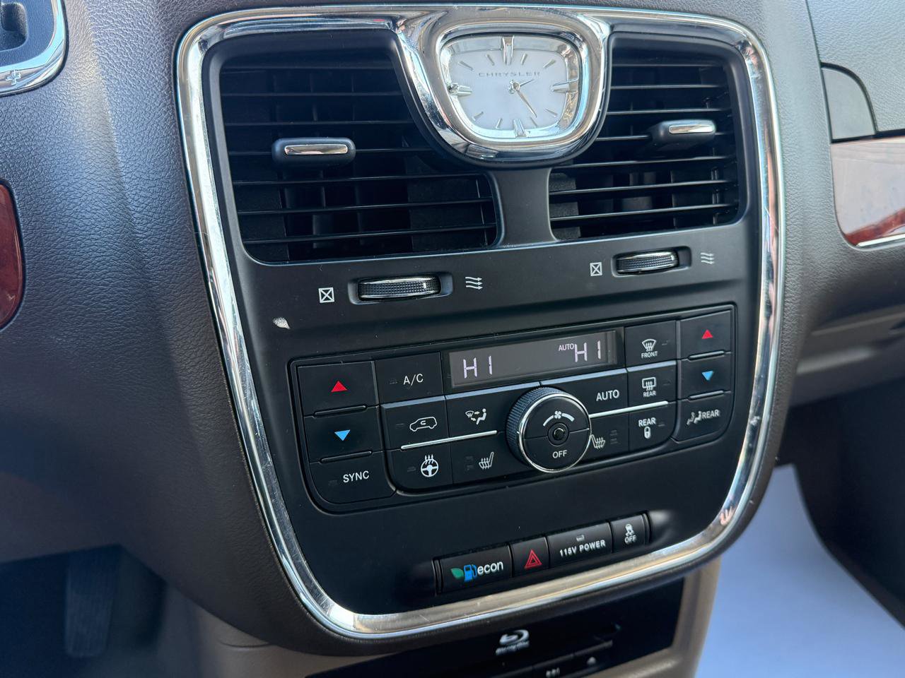 Used 2014 Chrysler Town & Country Touring-L w/ Driver Convenience Group FWD image 23