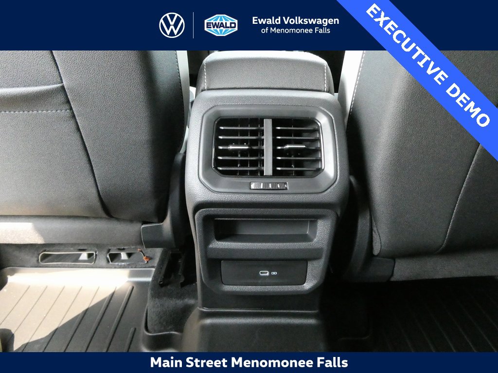 Certified 2025 Volkswagen Taos SE image 35