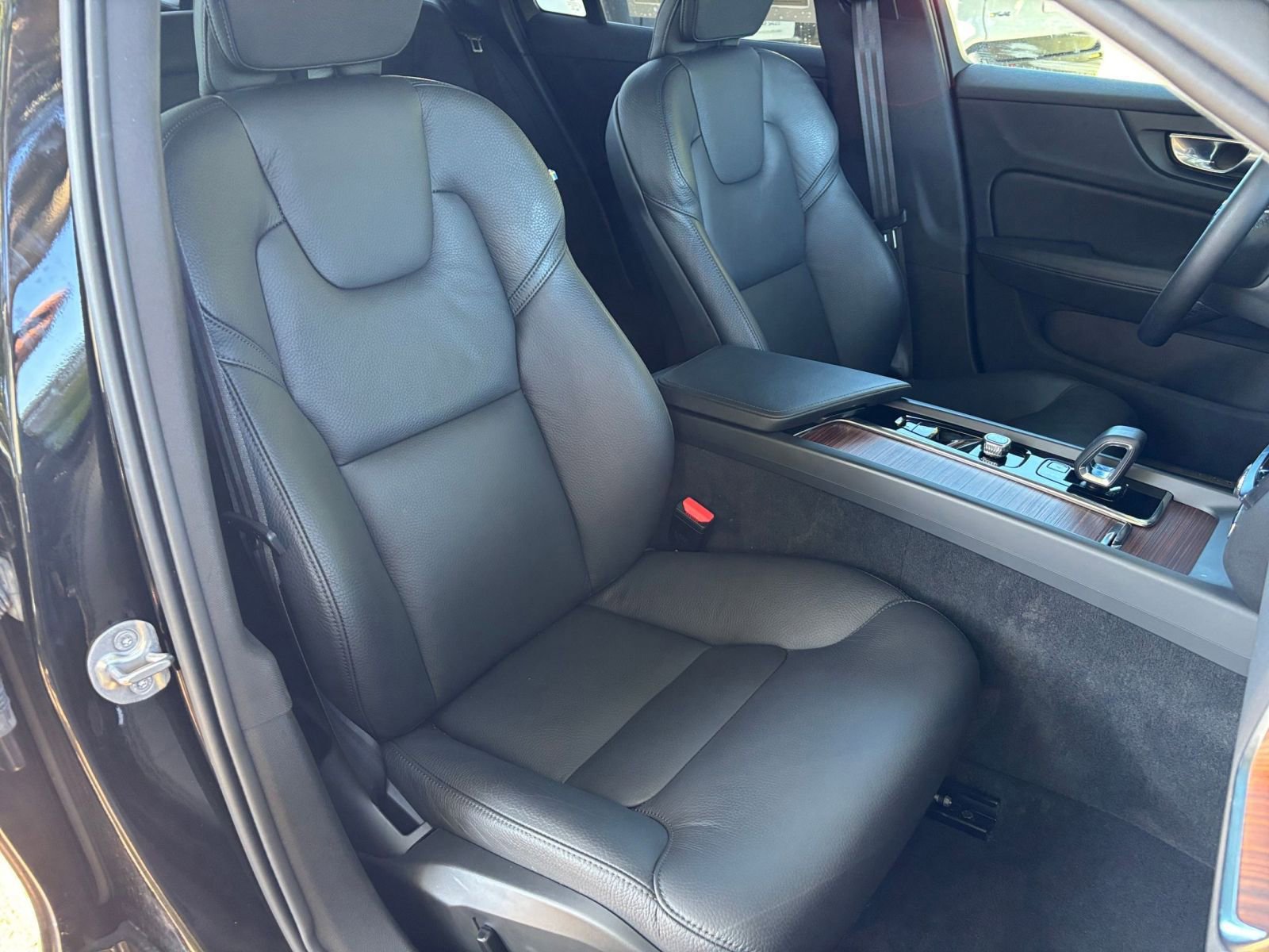 Used 2025 Volvo V60 B5 Cross Country Plus image 40