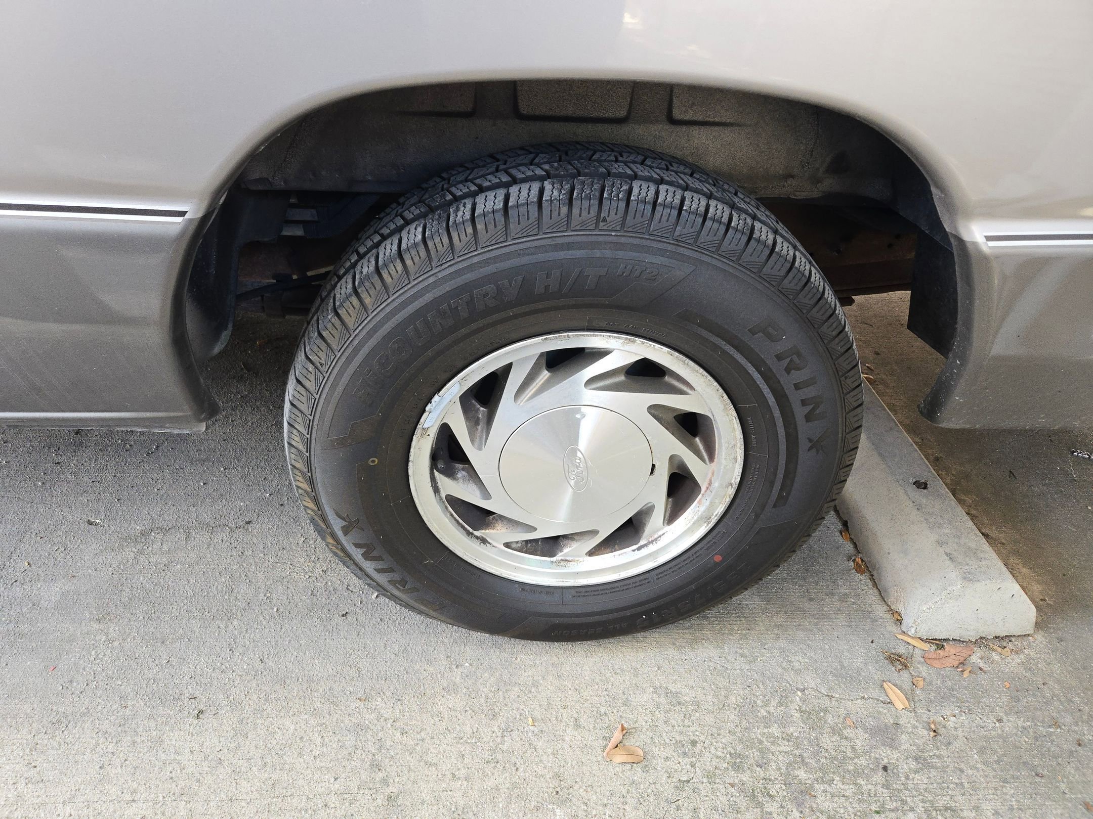 Used 2001 Ford E-150 and Econoline 150 Wagon image 7