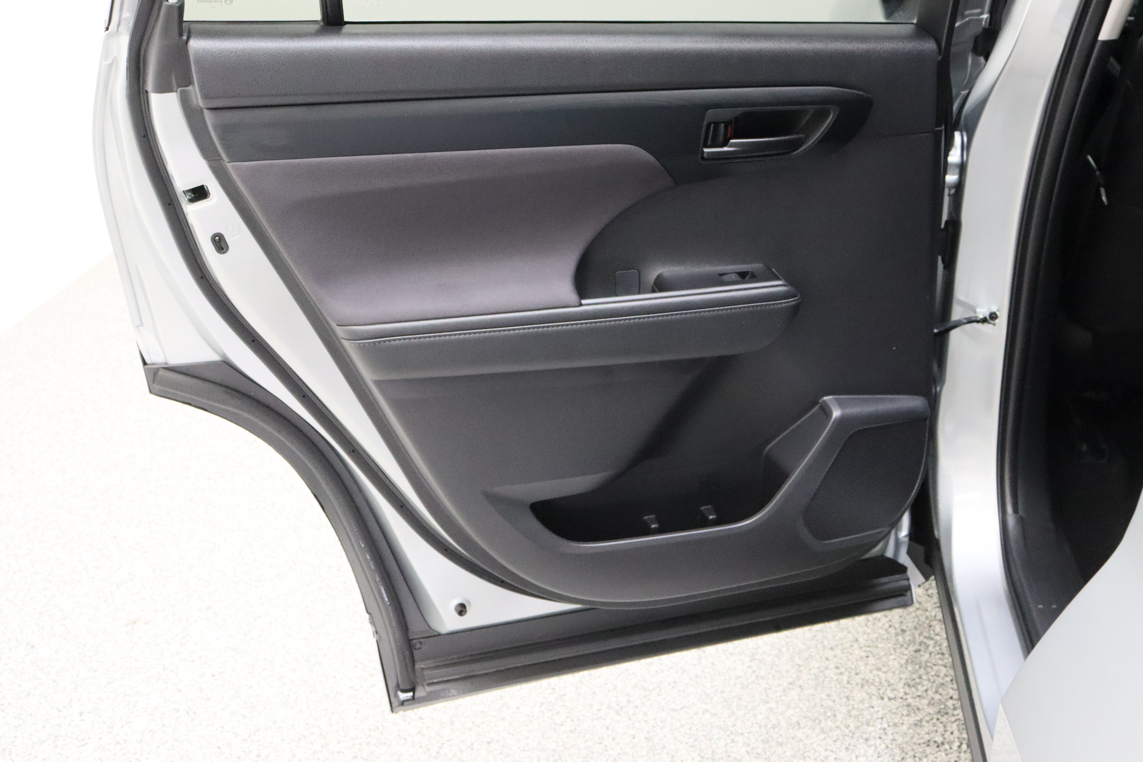 Certified 2025 Toyota Highlander LE FWD image 26