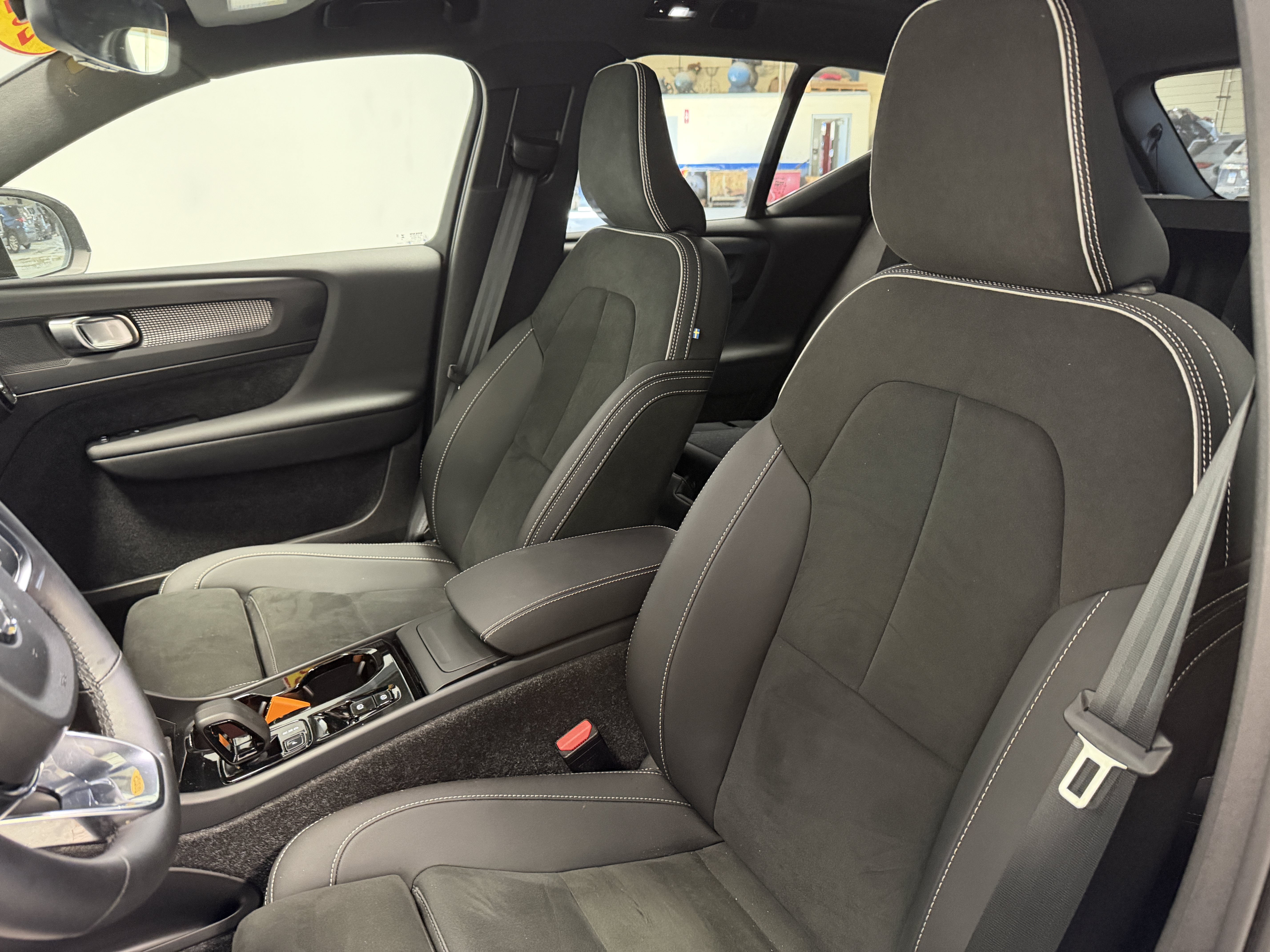 Used 2025 Volvo XC40 B5 Plus AWD/4WD image 18