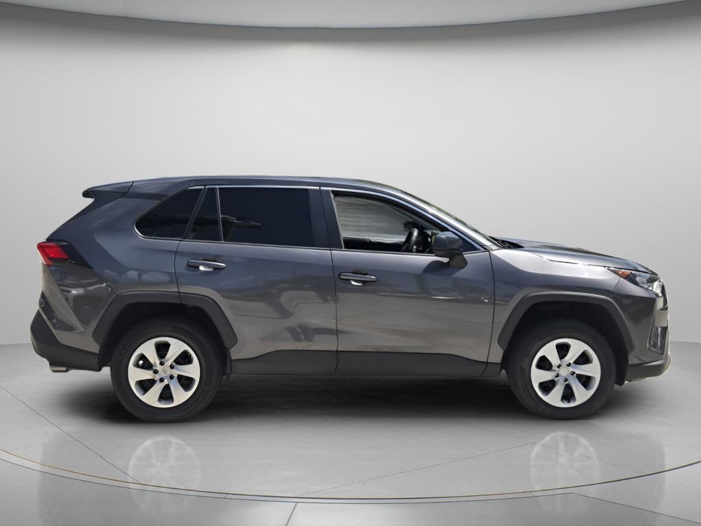 Used 2022 Toyota RAV4 LE FWD image 3