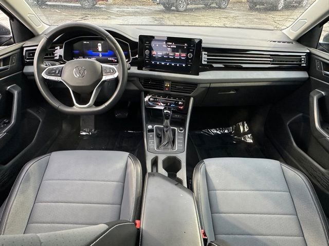 Used 2025 Volkswagen Jetta SE image 32