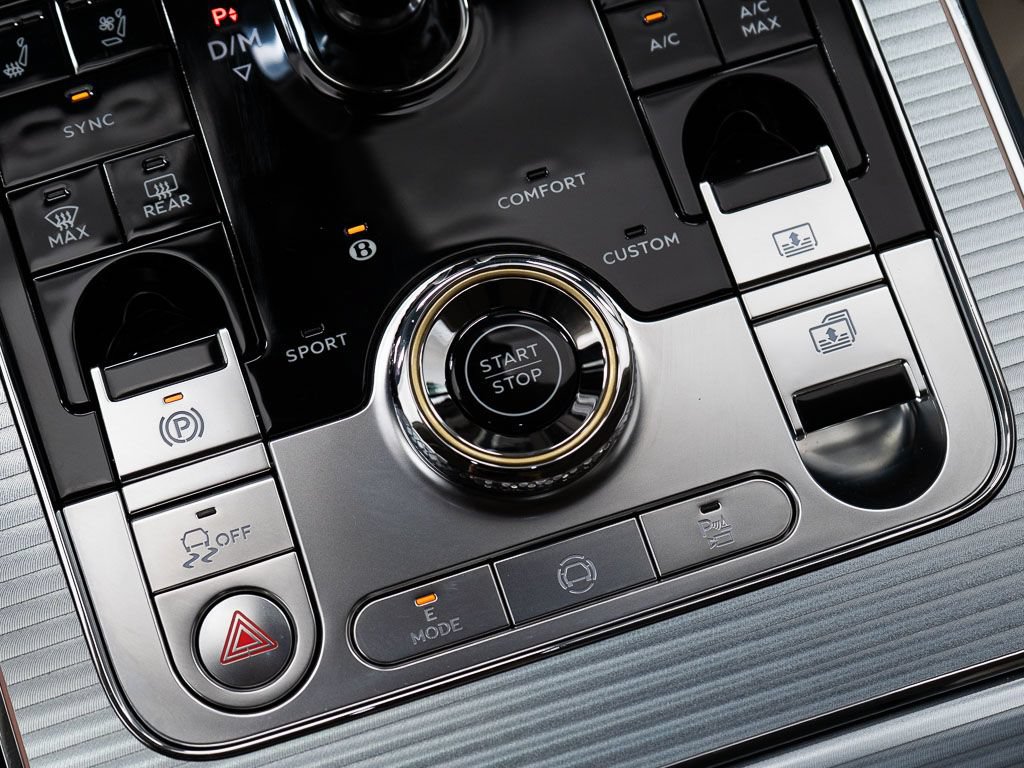 Used 2026 Bentley Flying Spur Plug-In Hybrid AWD/4WD image 32