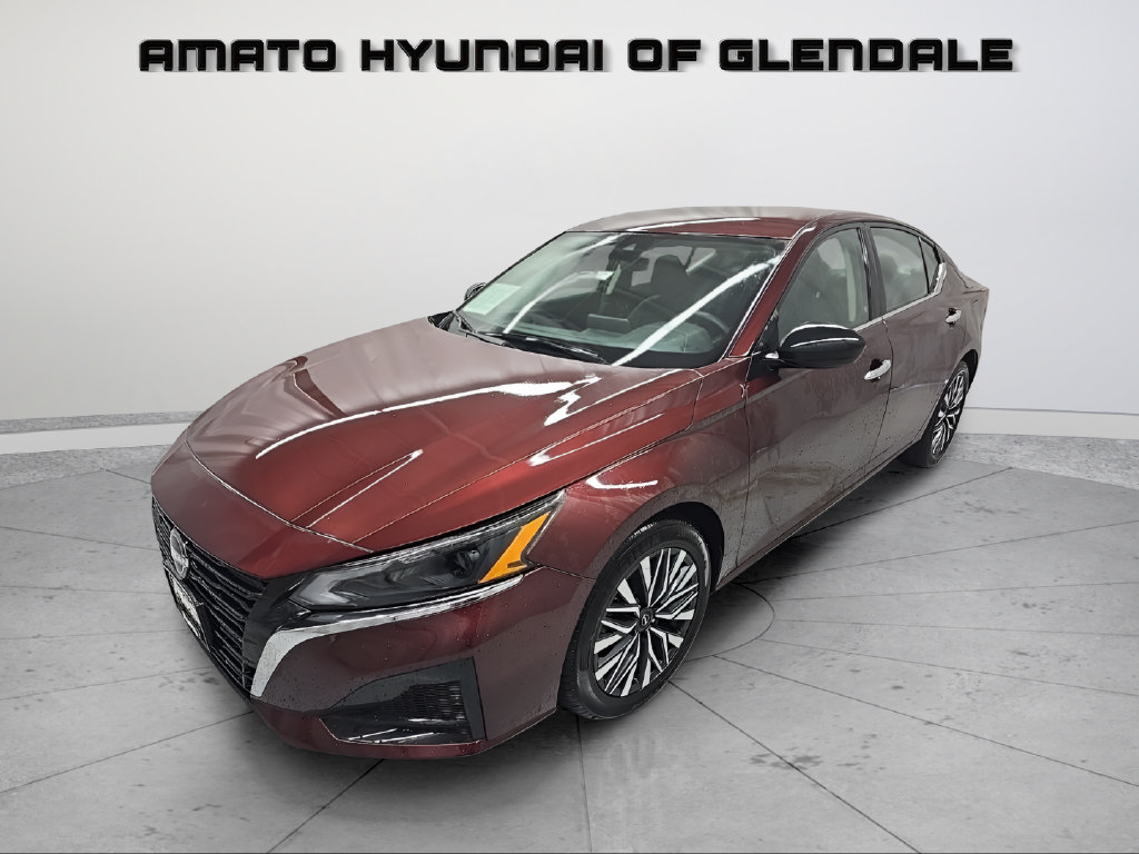 Used 2024 Nissan Altima 2.5 SV FWD image 2