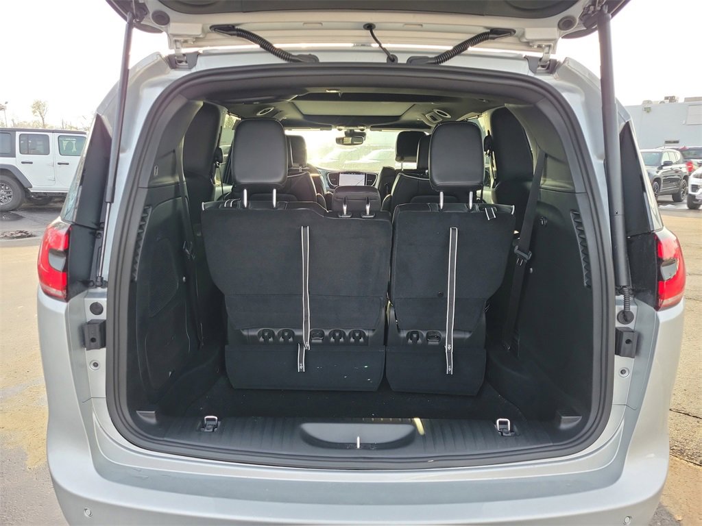 New 2026 Chrysler Pacifica Limited image 8