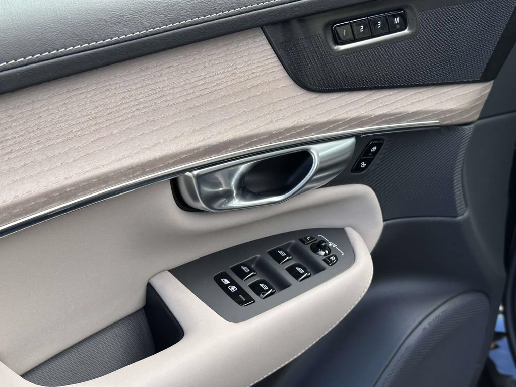 New 2026 Volvo XC90 T8 Plus w/ Protection Package Premier AWD/4WD image 17