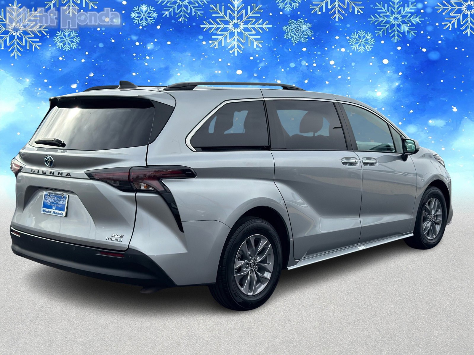 Used 2024 Toyota Sienna XLE image 6