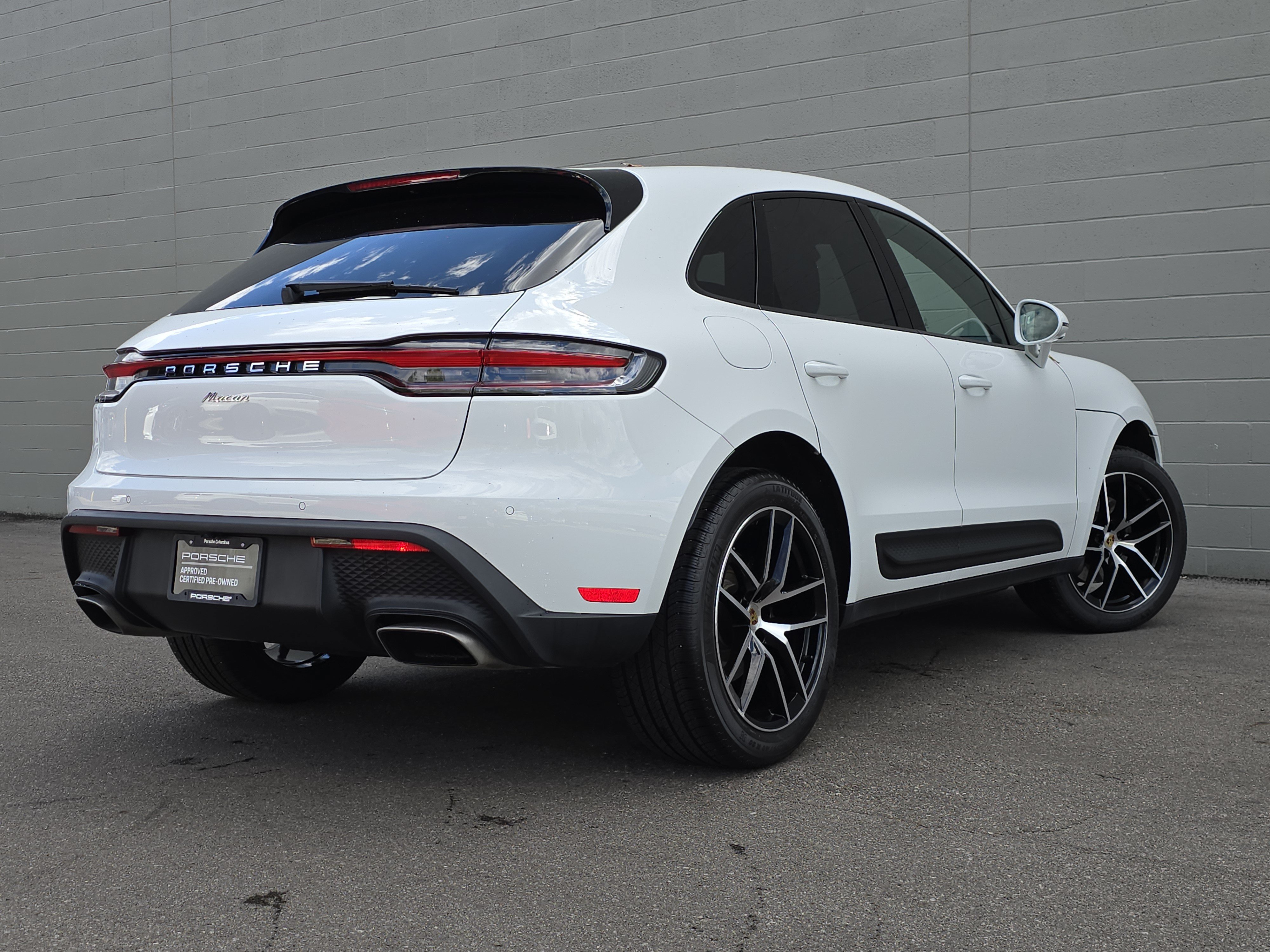Certified 2025 Porsche Macan AWD/4WD image 9