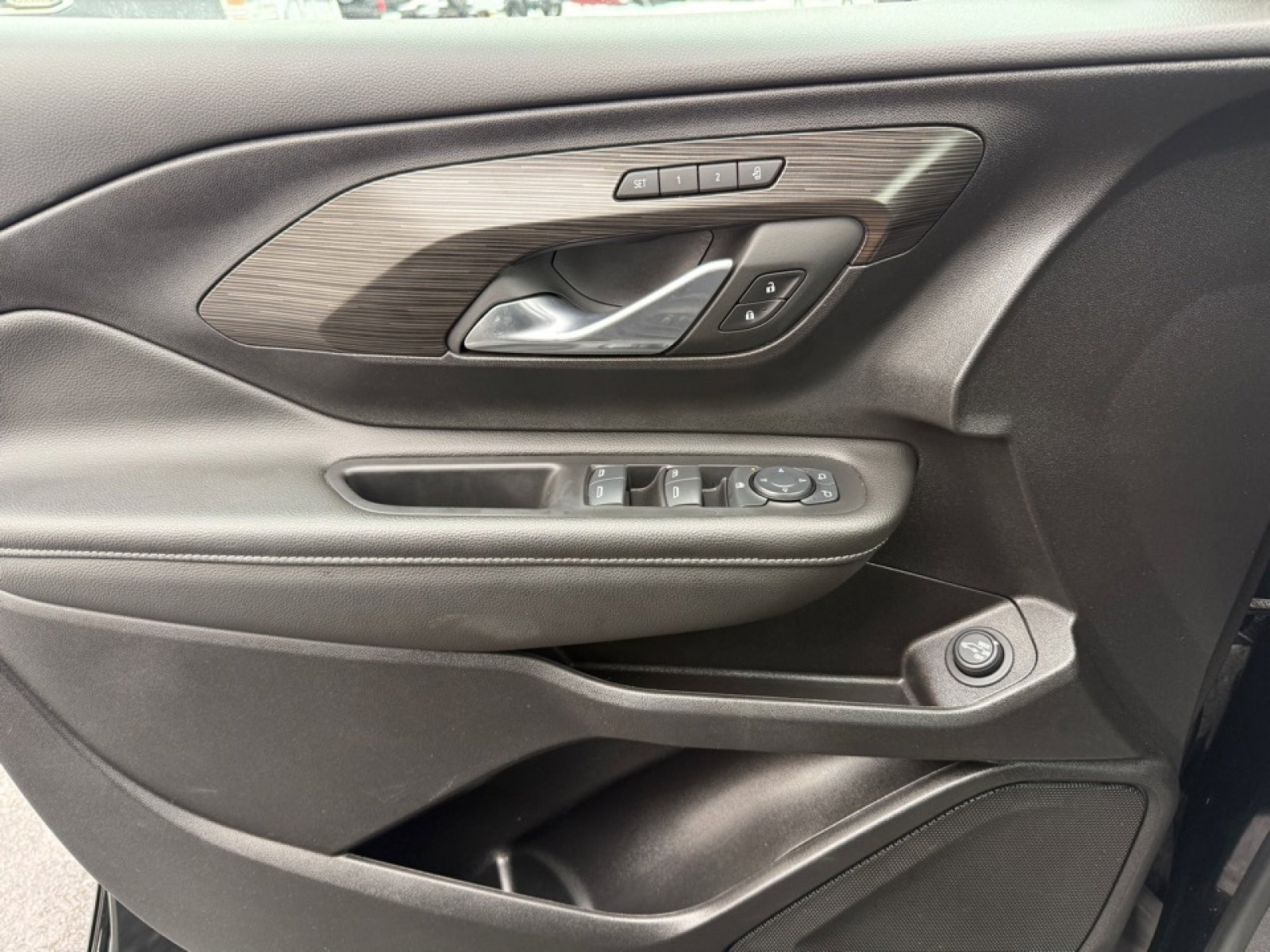 Used 2024 GMC Terrain SLT image 34