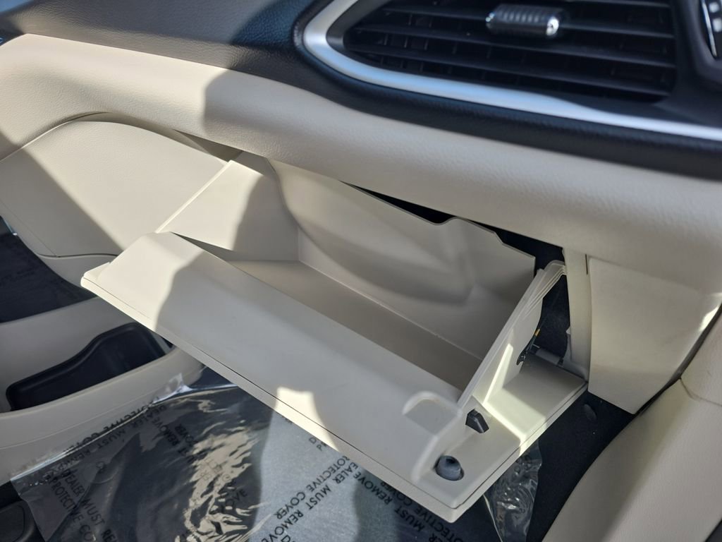 Used 2022 Chrysler Pacifica Touring-L image 17