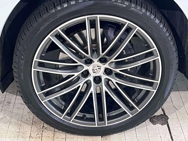 Certified 2023 Porsche Macan Turbo image 12