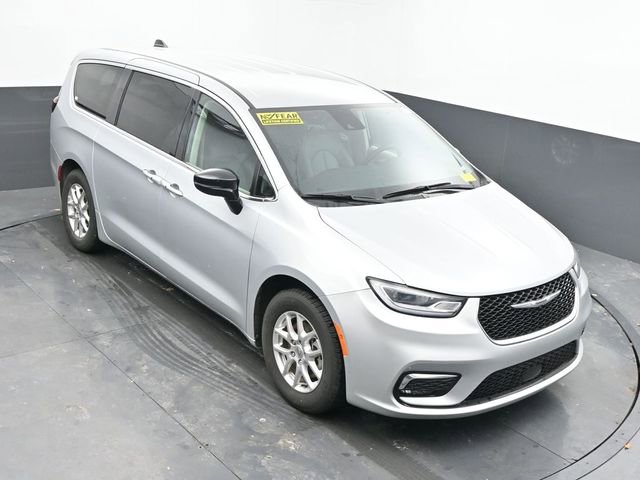 Used 2024 Chrysler Pacifica Touring-L image 37