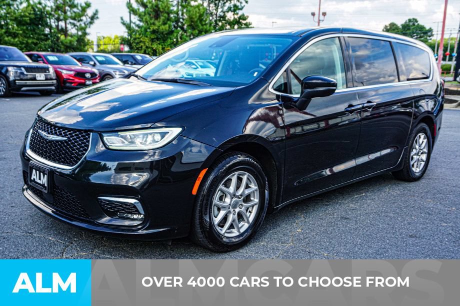 Used 2023 Chrysler Pacifica Touring-L FWD image 2