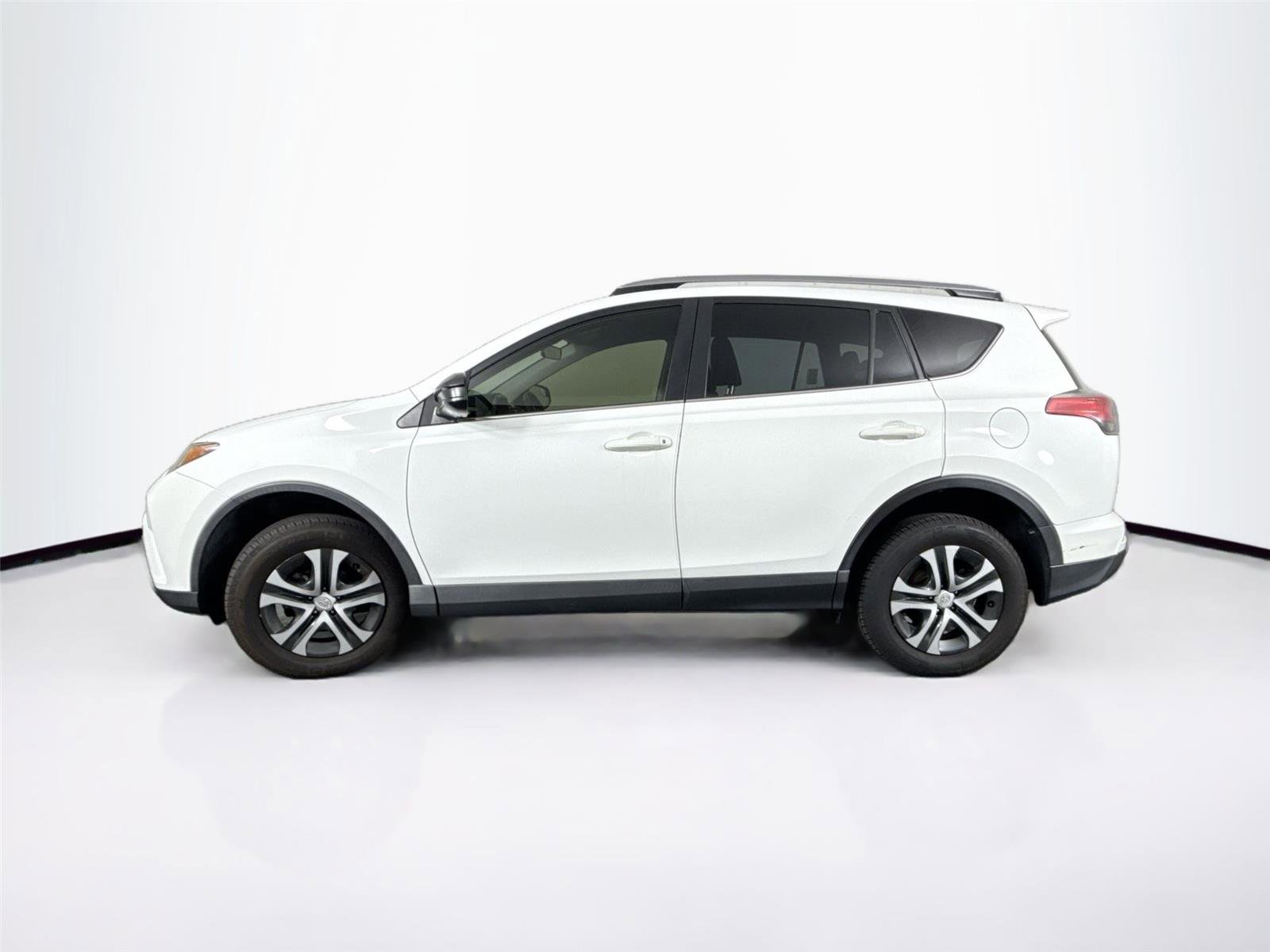 Used 2018 Toyota RAV4 LE image 9