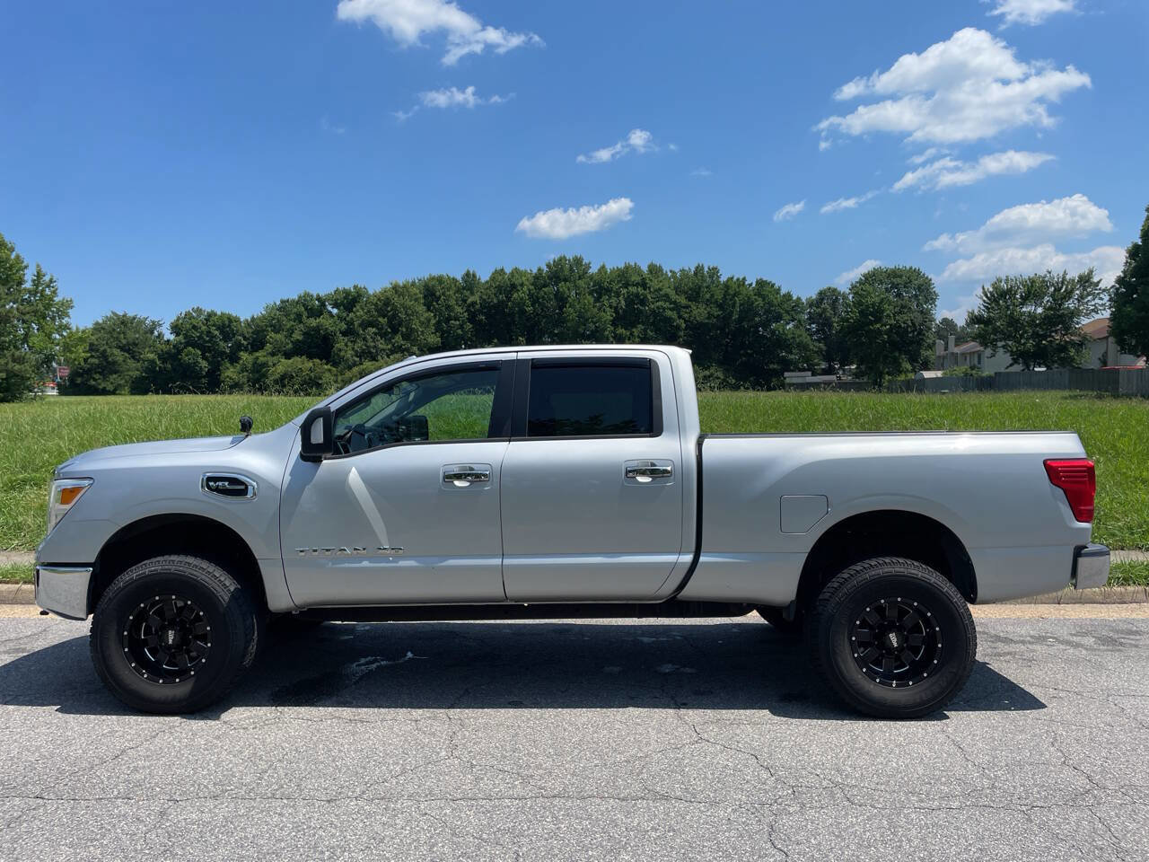 Used 2017 Nissan Titan SV RWD image 2
