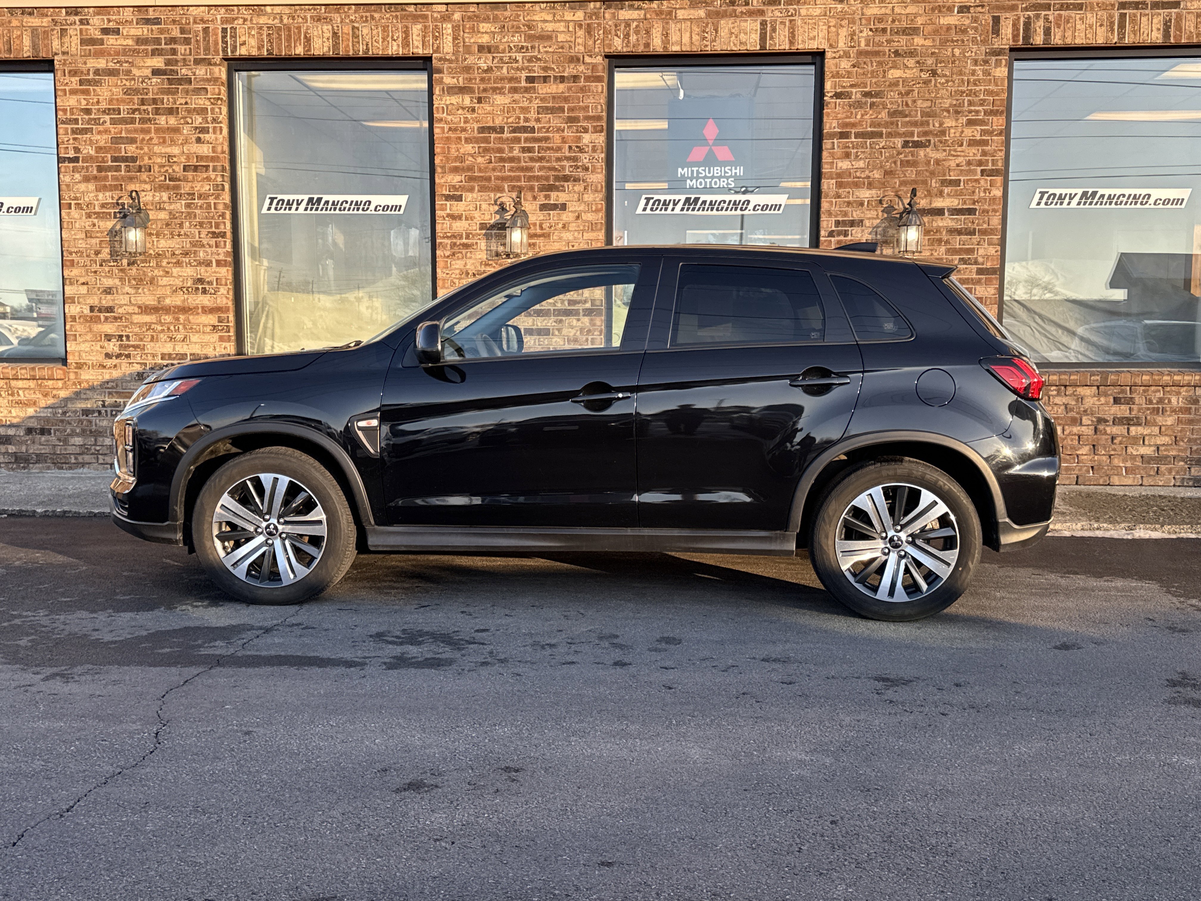 Used 2021 Mitsubishi Outlander Sport ES image 2