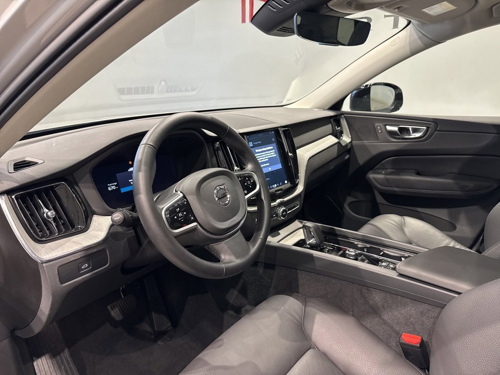 Used 2025 Volvo XC60 B5 Plus image 15