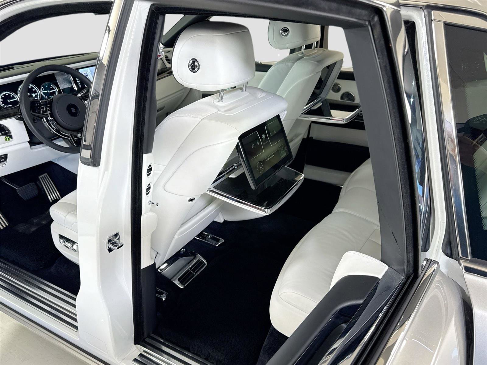 Used 2023 Rolls-Royce Phantom Sedan RWD image 27