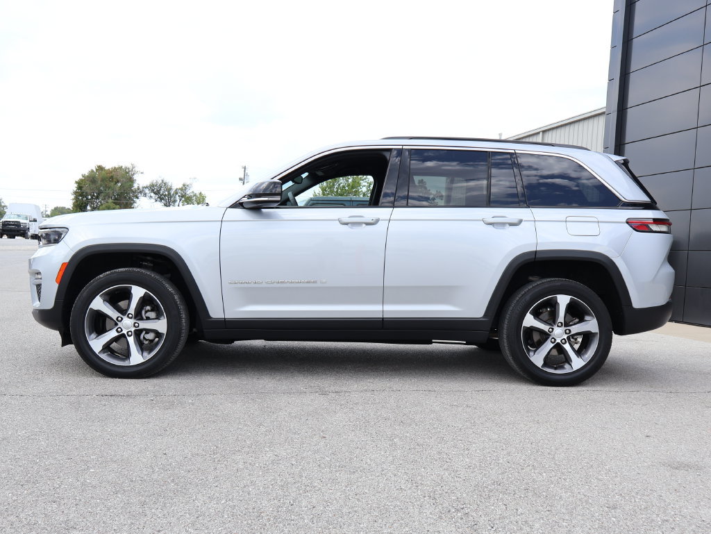 Used 2024 Jeep Grand Cherokee Limited w/ Trailer Tow Package AWD/4WD image 2