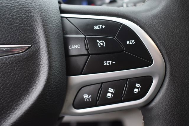Used 2023 Chrysler Pacifica Touring-L FWD image 25