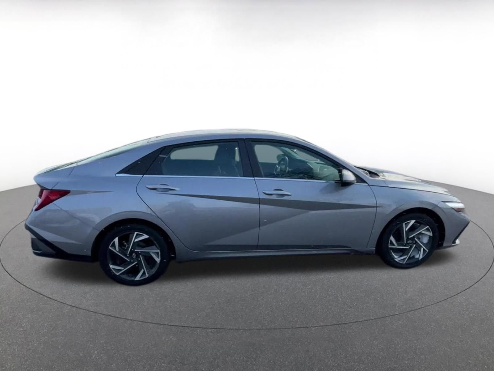 Used 2025 Hyundai Elantra Limited image 16