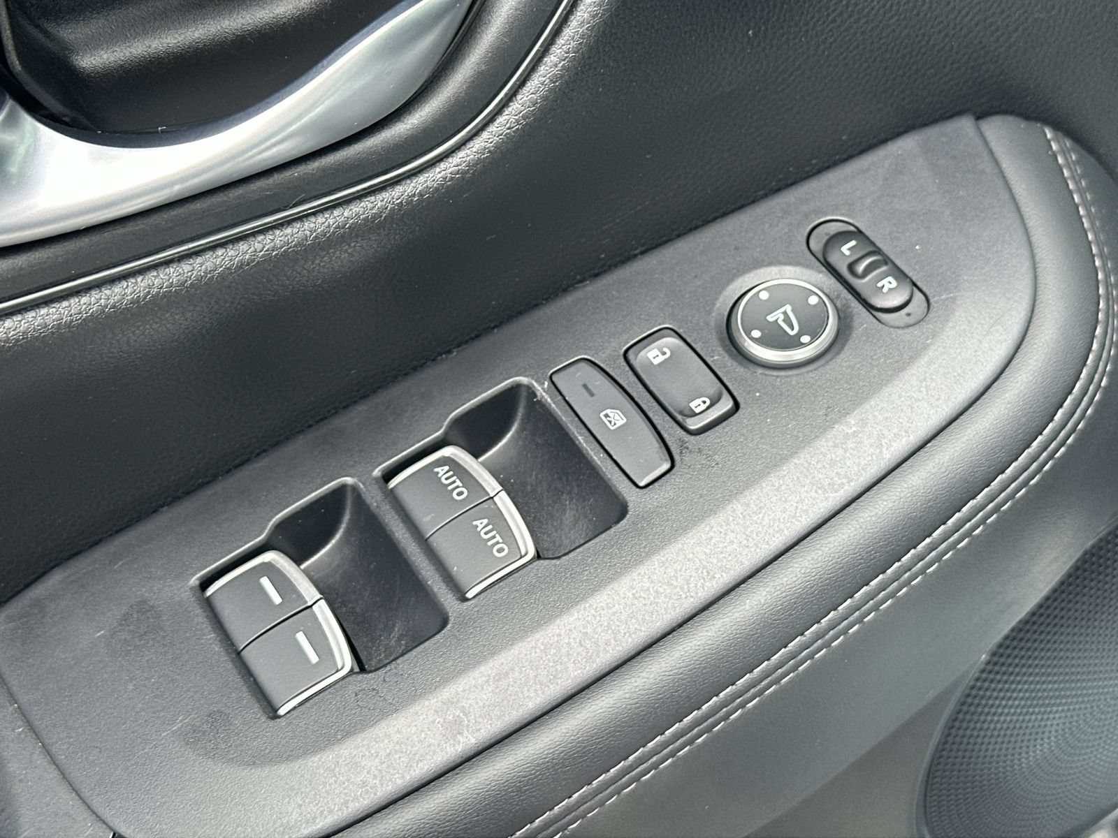 Used 2025 Honda HR-V EX-L image 15