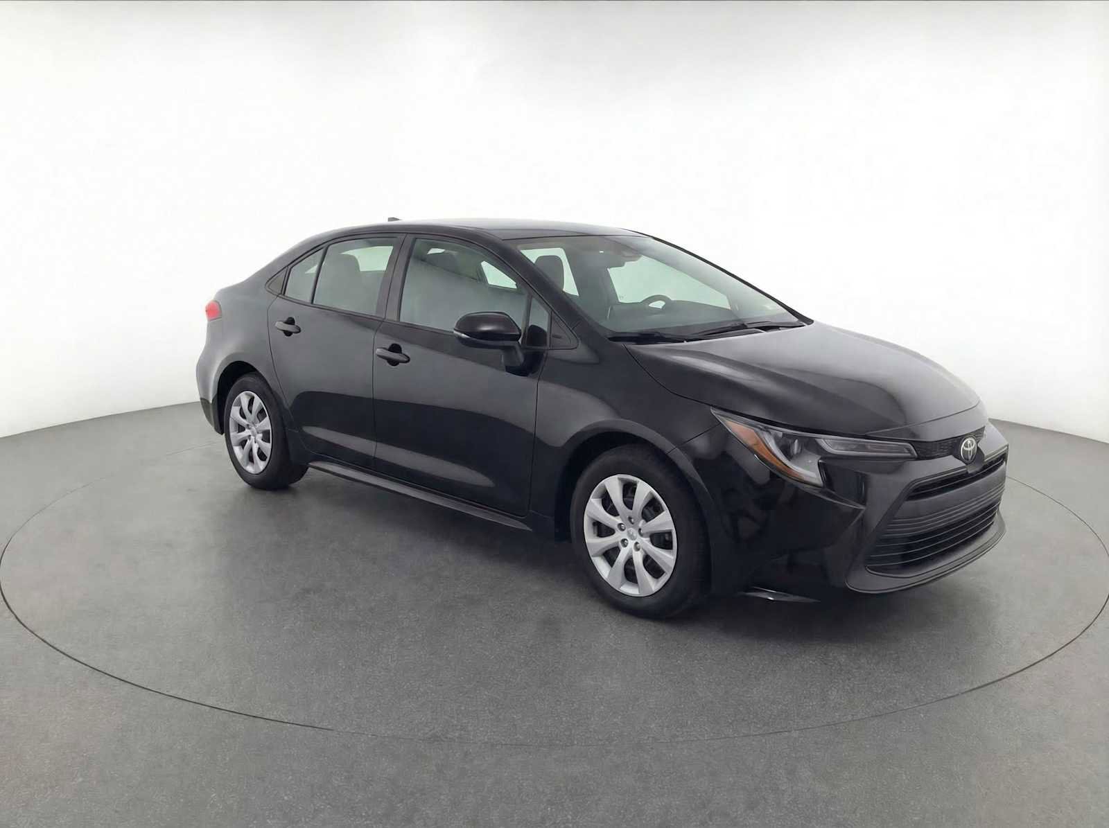 Used 2025 Toyota Corolla LE image 3