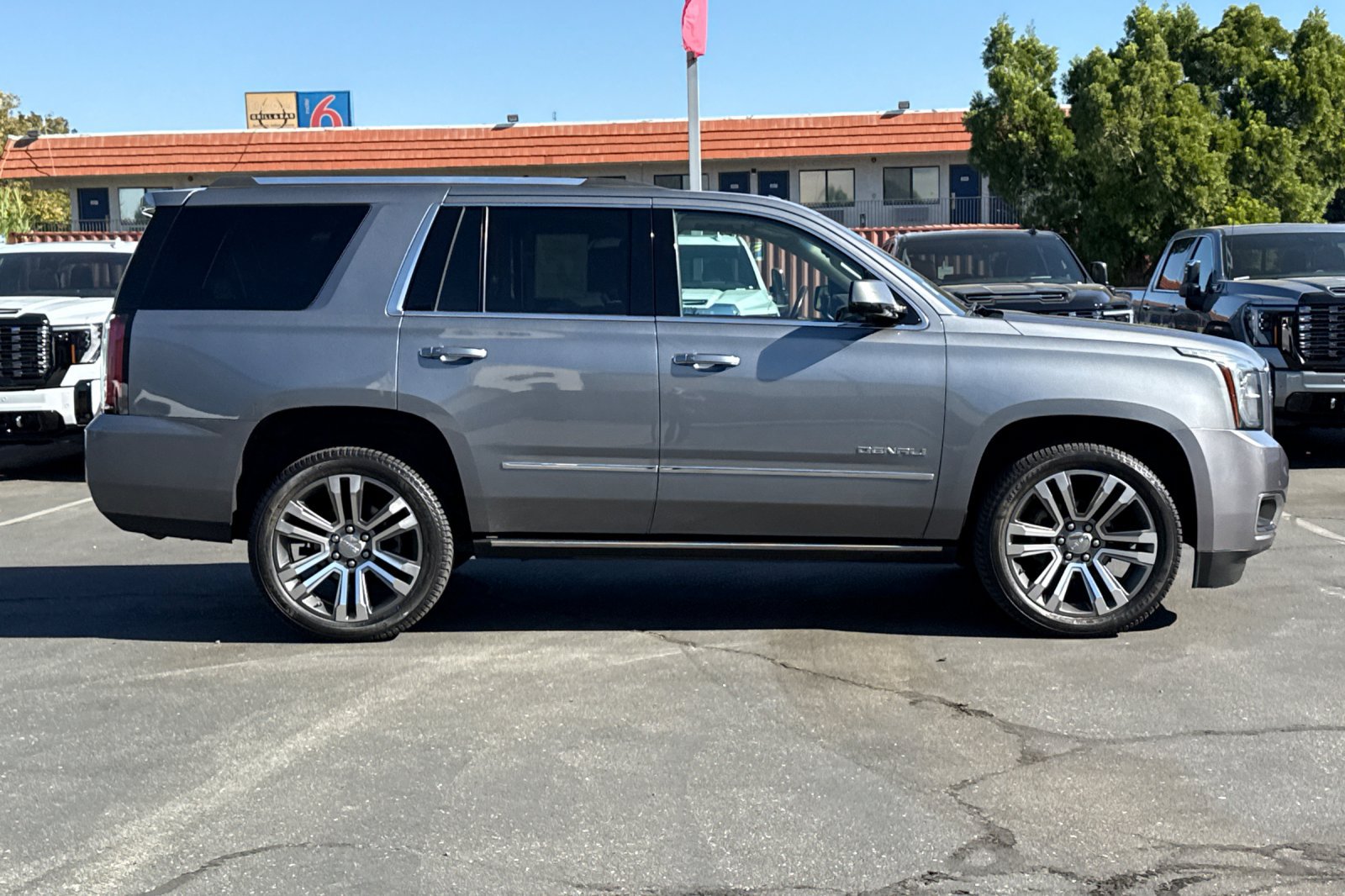 Used 2019 GMC Yukon Denali w/ Denali Ultimate Package AWD/4WD image 3