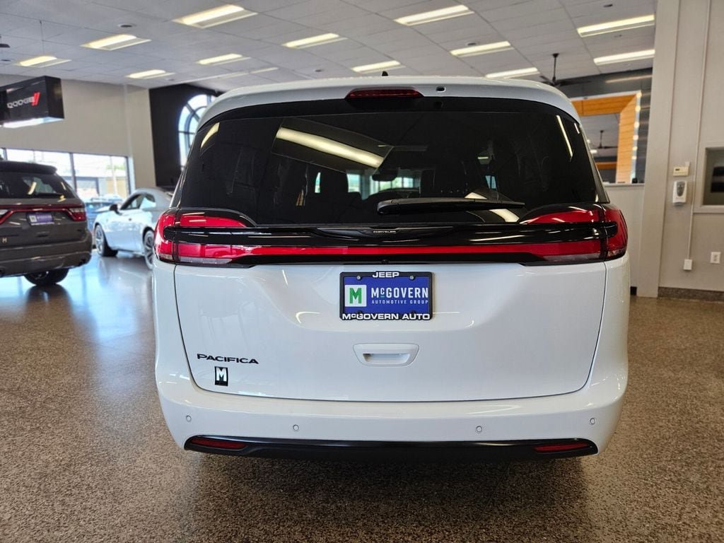 New 2025 Chrysler Pacifica Select w/ Fav Edition Package FWD image 3