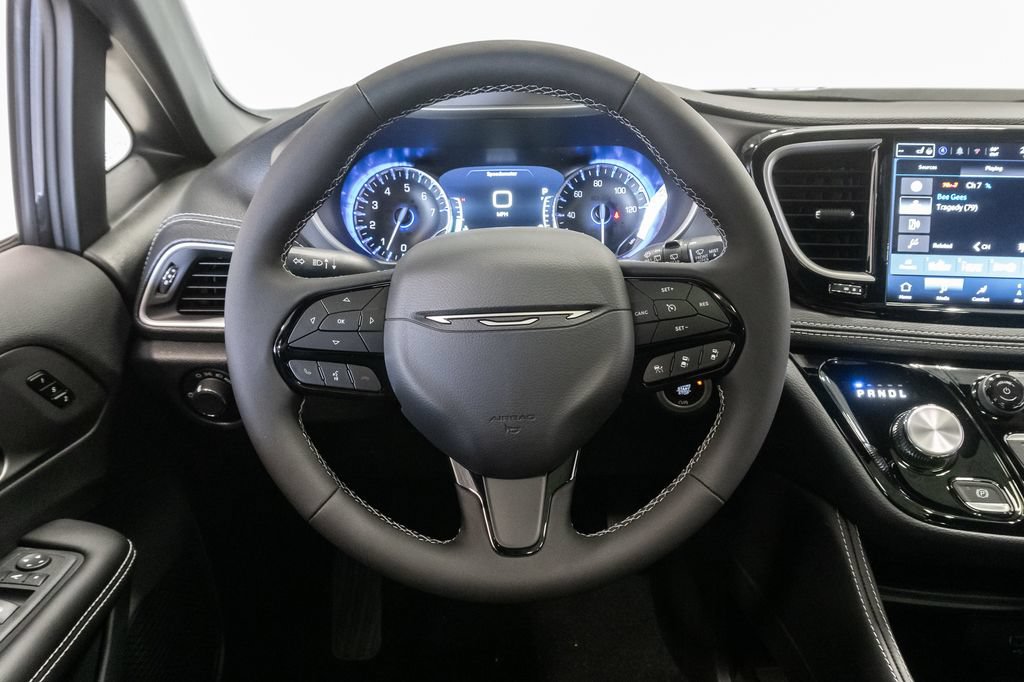 New 2027 Chrysler Pacifica Limited FWD image 15