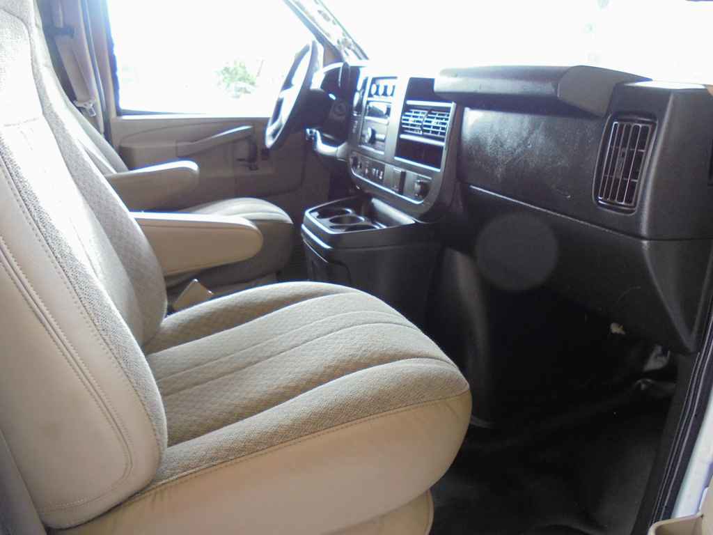 Used 2018 Chevrolet Express 2500 Extended RWD image 9